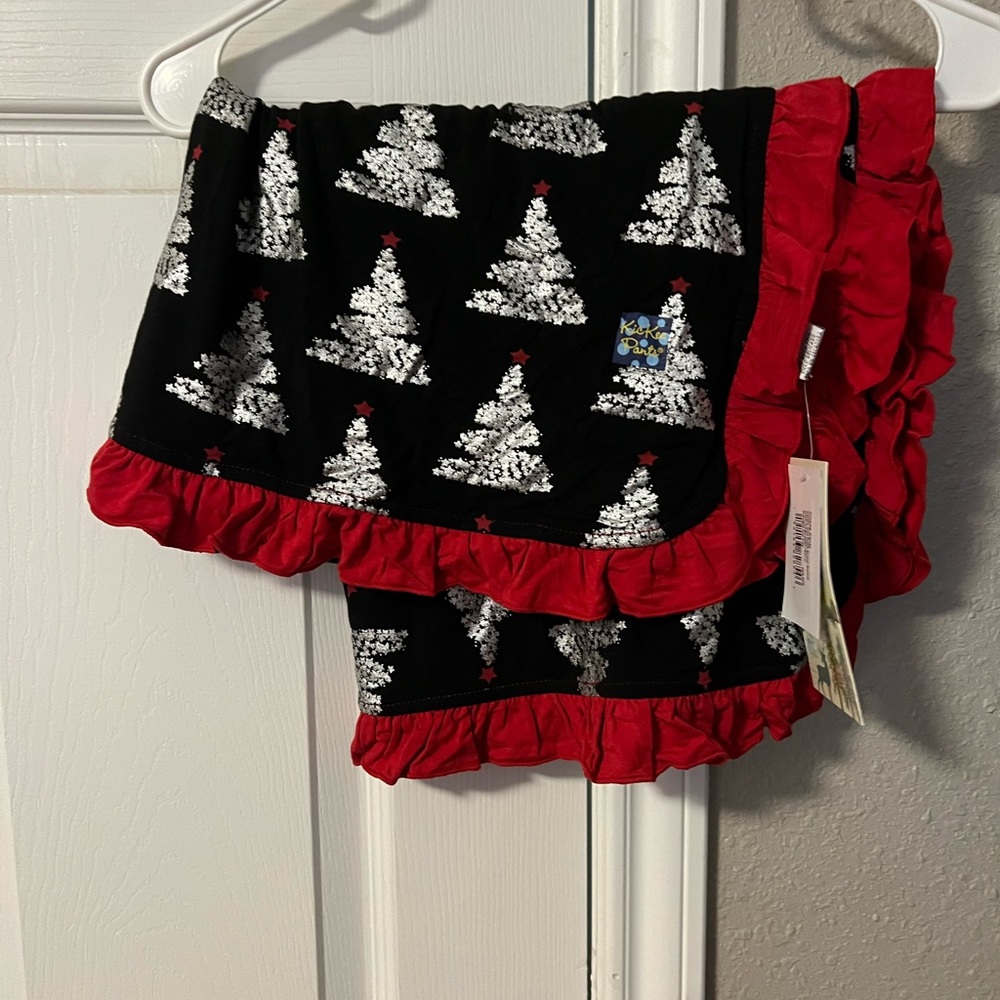 NWT Kickee Ruffled stroller Blanket